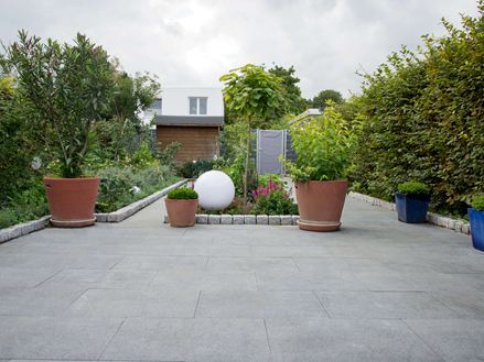 Terrazza in granito grigio Mundo con vista sul giardino