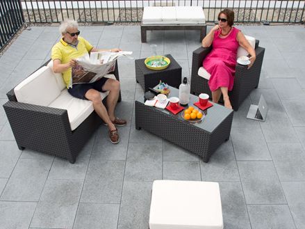 Coppia seduta su una terrazza di granito