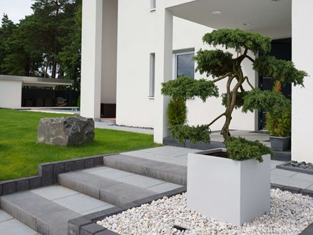 Scala con lastre di granito grigio Mundo