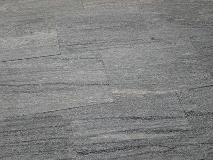 Lastre di granito Urban Grey Line posate in grigio con venature scure