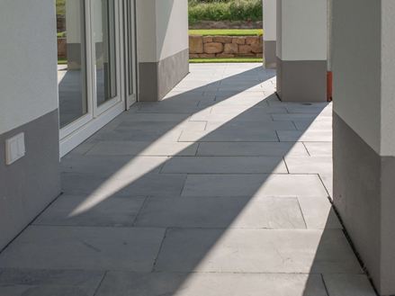 Porticato sulla casa con lastre di pietra blu