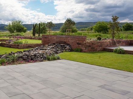 Paesaggio mediterraneo a terrazza con lastre di pietra blu