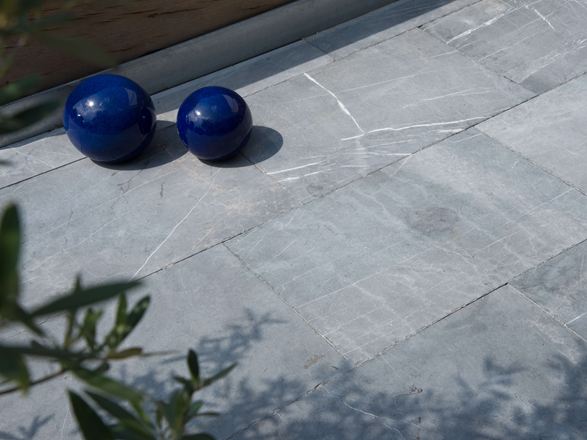 Decorazione del giardino su lastre di calcare Blaustein Azur