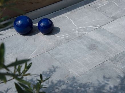 Decorazione del giardino su lastre di calcare Blaustein Azur