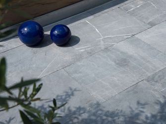 Decorazione del giardino su lastre di calcare Blaustein Azur