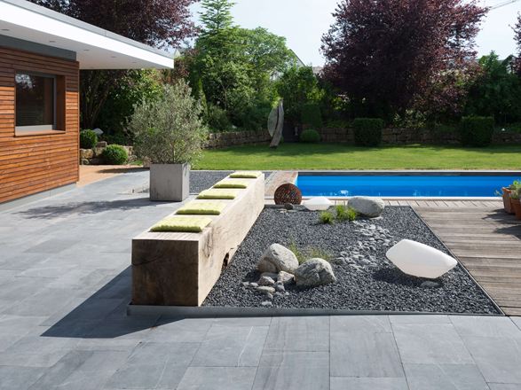 Terrazza con letto di ghiaia e lastre di pietra blu Azur