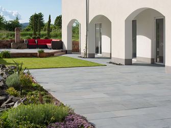 Ampia terrazza con lastre di pietra blu