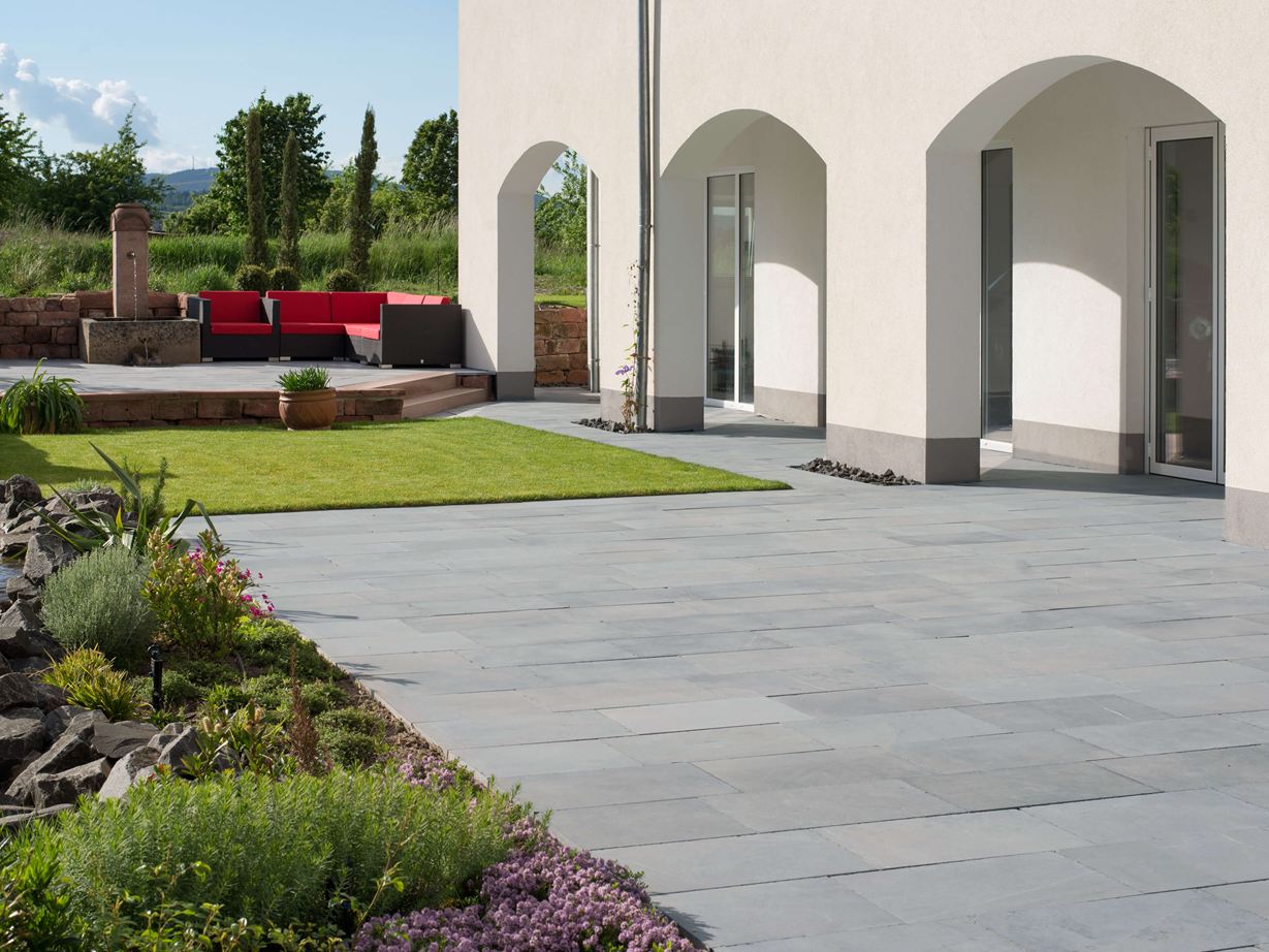 Ampia terrazza con lastre di pietra blu