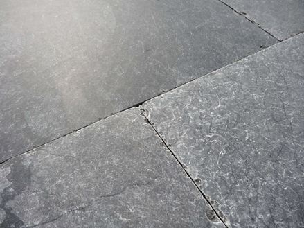 Primo piano delle lastre di pietra blu Saphir Blue