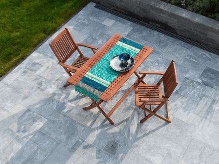 Tavolo da giardino e decorazioni in turchese su terrazza in marmo Afyon Grey