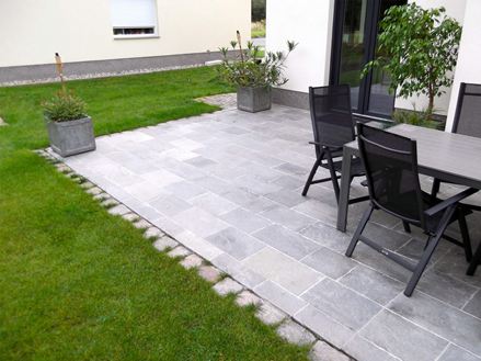 Foto del cliente: lastre di quarzite Kavalas, segate e spaccate, posate su una terrazza