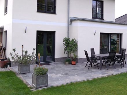 Foto del cliente: lastre di quarzite Kavalas, segate e spaccate, posate su una terrazza