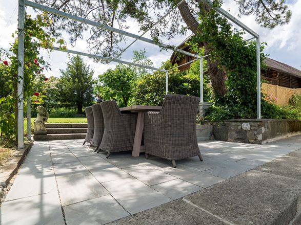 Vista a occhio di rana della terrazza con lastre di pietra arenaria