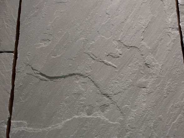 Primo piano della lastra di arenaria Kandla Grey con superficie naturale spazzolata a velluto