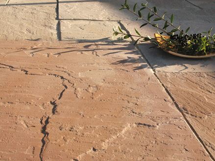 Lastre di arenaria di Modak, montate lateralmente con ciotola e rami decorativi