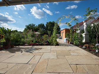 Dalla terrazza in pietra arenaria: vista sul giardino