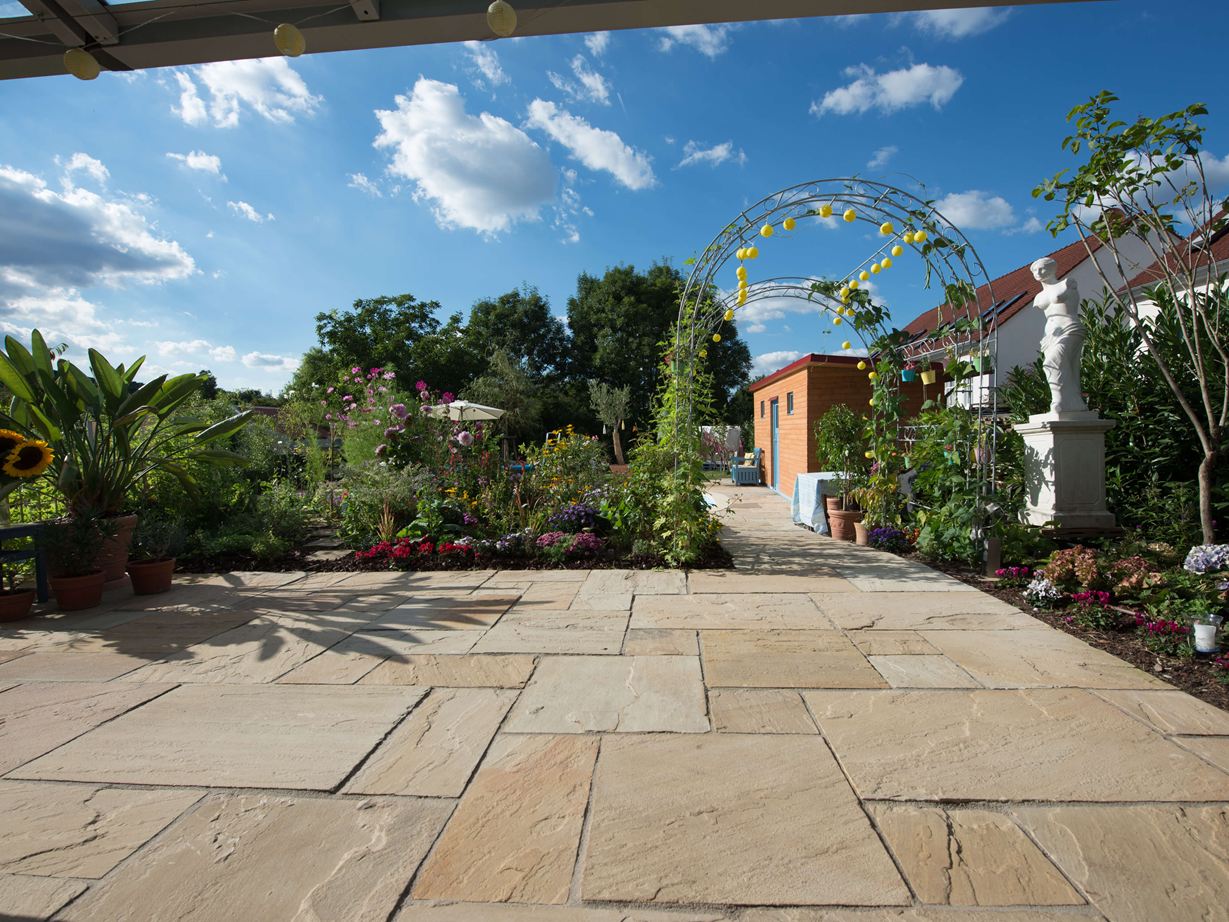 Dalla terrazza in pietra arenaria: vista sul giardino