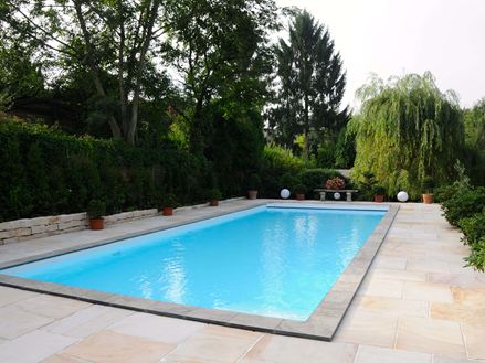 Foto del cliente: lastre di arenaria Yellow Mint, posate nell'area della piscina mediterranea