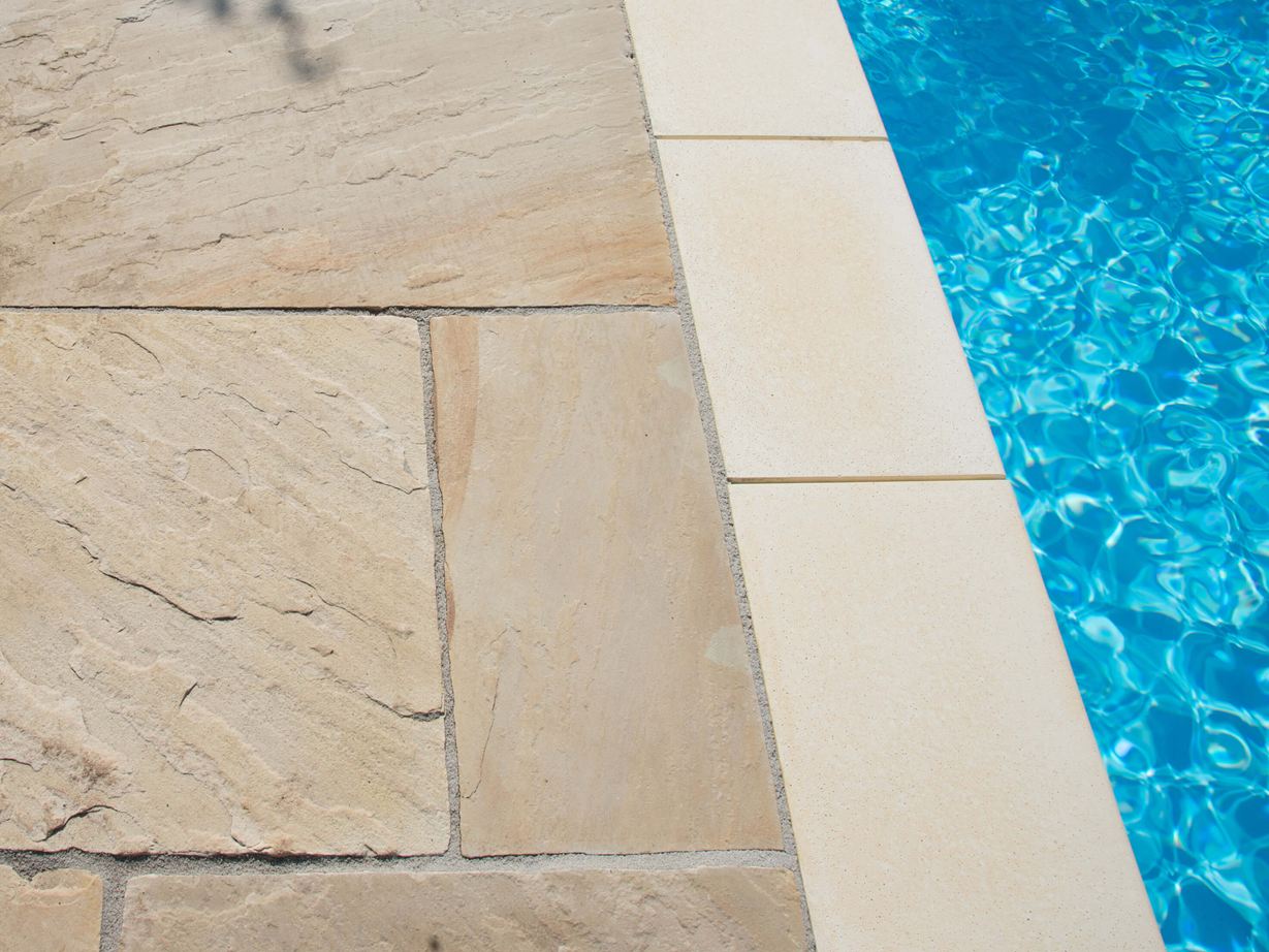 Pietra arenaria Yellow Mint con piscina e bordatura