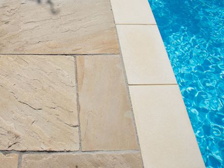 Pietra arenaria Yellow Mint con piscina e bordatura
