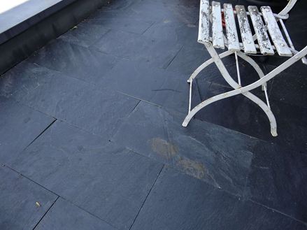 Foto cliente: Balcone con lastre di ardesia Black Rustic e una sedia vintage