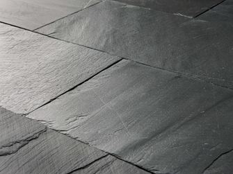 Primo piano della lastra di ardesia Black Rustic installata con superficie a spacco