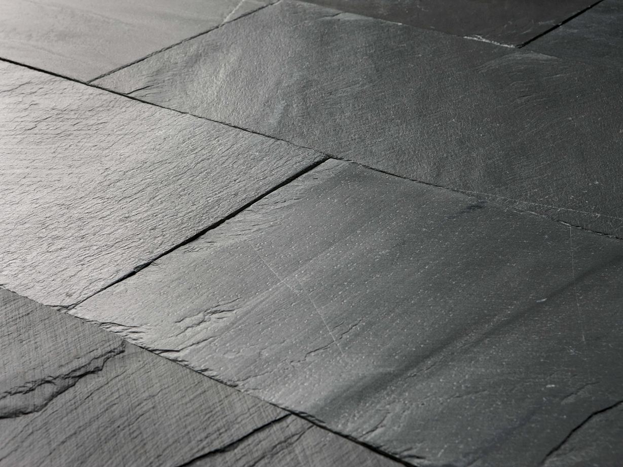 Primo piano della lastra di ardesia Black Rustic installata con superficie a spacco