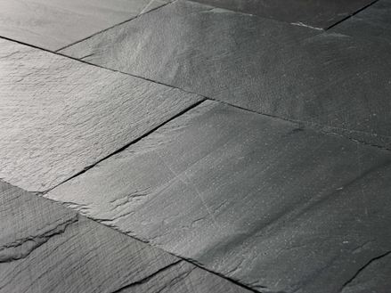 Primo piano della lastra di ardesia Black Rustic installata con superficie a spacco