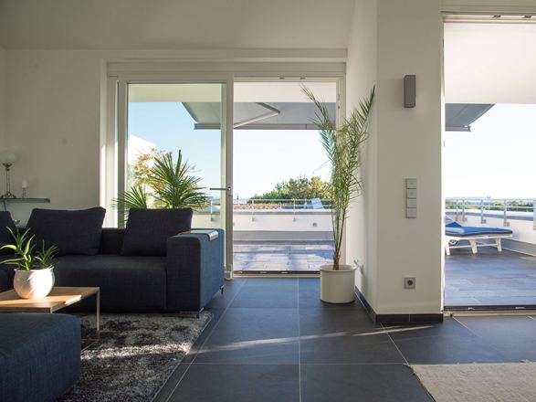 Passaggio dal soggiorno alla terrazza con ardesia