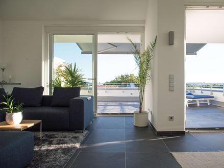 Passaggio dal soggiorno alla terrazza con ardesia