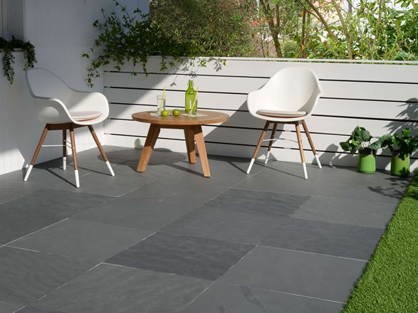 Terrazza solarium con lastre di ardesia grigio diamante