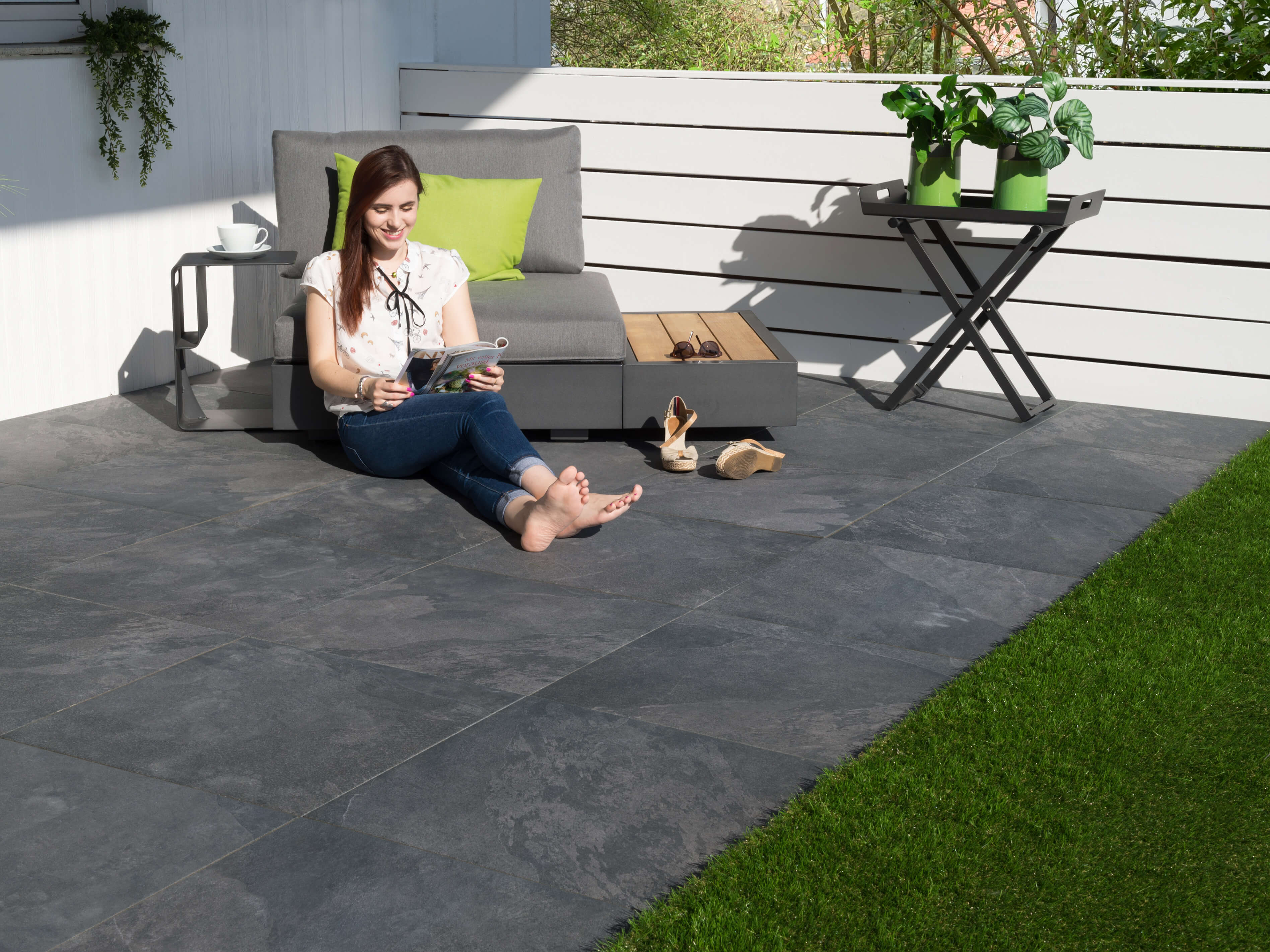 Donna seduta su terrazza a lastre Alpine Black