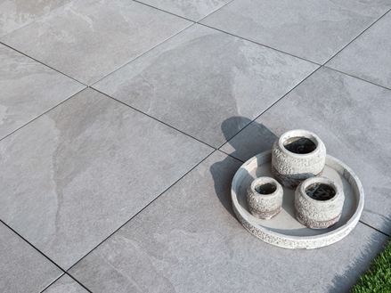 Piastrelle in gres porcellanato Alpine Grey effetto ardesia con vasi decorativi