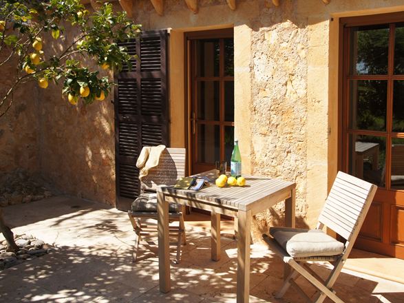 Terrazza soleggiata della finca con travertino Medium