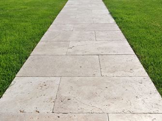 Medium in travertino come passerella in giardino