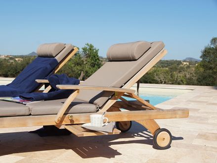 Lettini da piscina sulla terrazza Medium in travertino