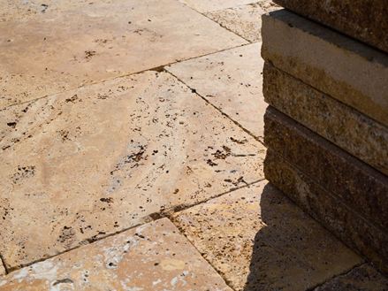 Gold di travertino in controluce