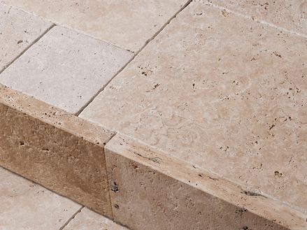 Pietre per bordi in travertino antico beige-marrone con superficie spazzolata
