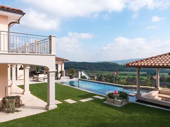 Casa con giardino e terrazza in lastre di travertino Light