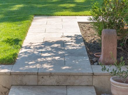 Sentiero da giardino con lastre di travertino Medium Line