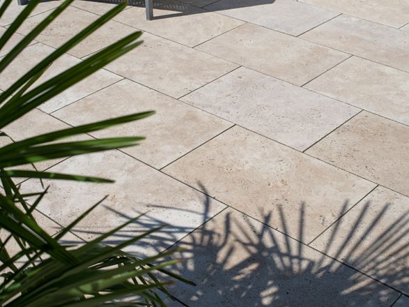 Palme sulla terrazza in travertino