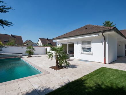 Casa e terrazzo con lastre di travertino Medium Line