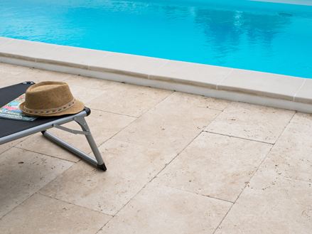 Lettino da piscina su terrazza in travertino Medium Select