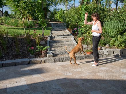 Giocare sulla terrazza in pietra naturale è divertente!