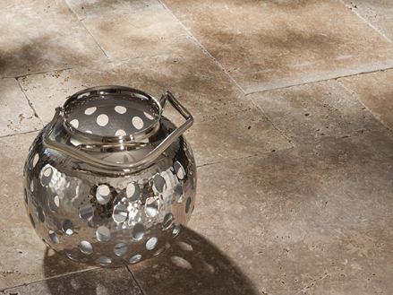 Lastre di travertino Noce, burattate con lanterna