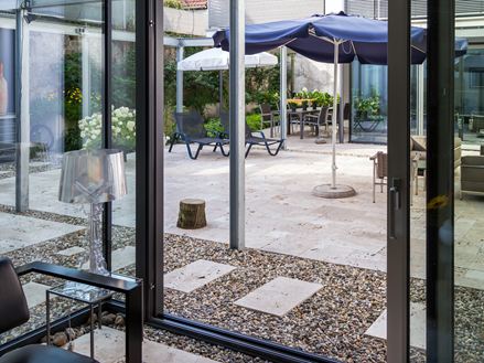 La vitalità naturale incontra il design moderno del patio