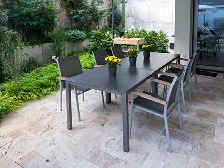 Accogliente zona pranzo su uno splendido pavimento in travertino