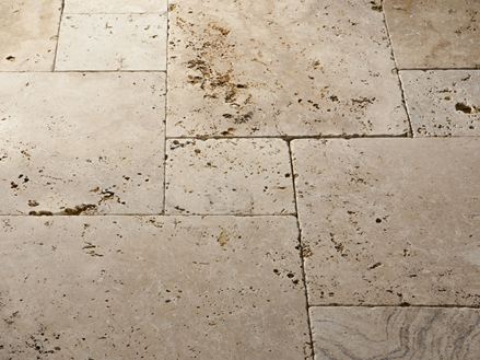 Lastre di travertino rustico posate a legatura romana