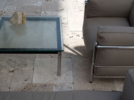 Gioco di ombre su un'area di seduta moderna su un bellissimo travertino