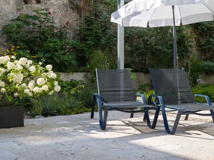 Un luogo soleggiato con fascino e classe: il travertino lo rende possibile